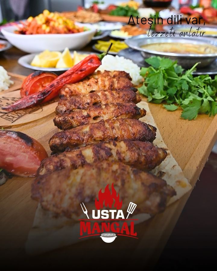 Lavaş üzerinde Adana kebap, közlenmiş biber ve mezeler