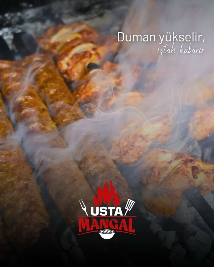 Mangalda dumanı tüten kebap şişleri